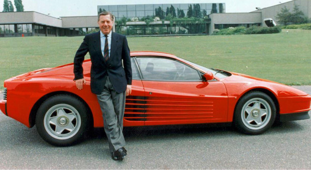 Sergio Pininfarina con la Ferrari Testarossa, una delle sue tante creature