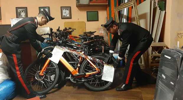 Roma, piazza Navona, trovate 11 bici elettriche rubate in ristorante: titolare denunciato