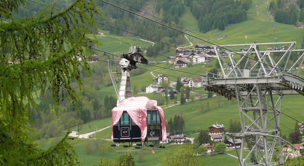 Nel 2012 quando il Giro d'Italia fece tappa per l'ultima volta a Cortina, così venne agghindata la cabina della funivia del Faloria