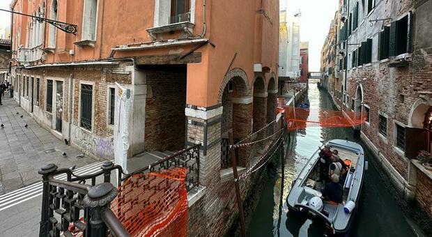 Venezia. Cede il muro di fondamenta, chiusura al passaggio in barca e a piedi: «Situazione di pericolosità»