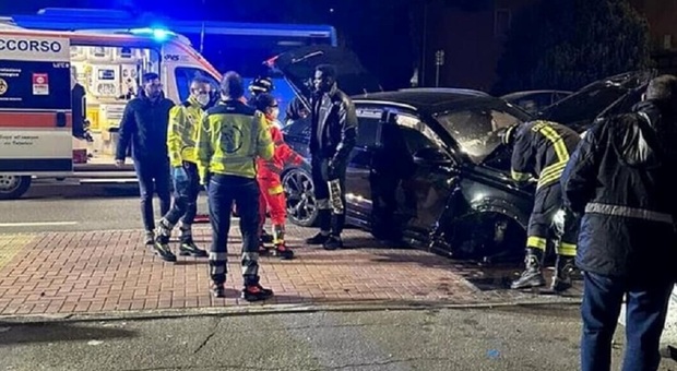 Balotelli, nell'incidente distrutta l'auto nuova (da 100mila euro). Come sta: «Ha rifiutato l'alcol test, patente ritirata»