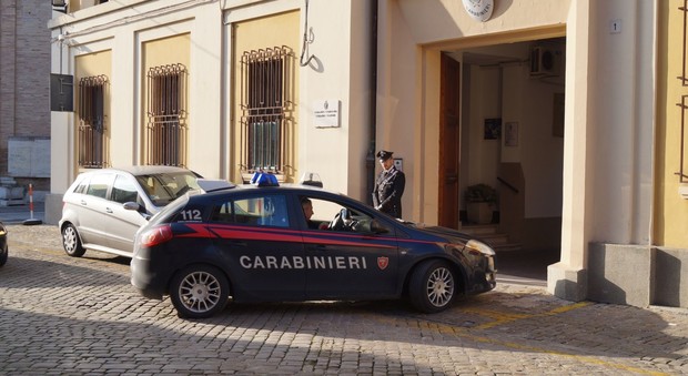 Aggressione choc al lavoro, lei sviene Il suo stalker arrestato dai carabinieri