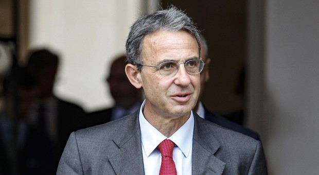 Roghi a Roma, il ministro Costa: «E' un attacco al sistema, interventi come nella Terra dei fuochi»
