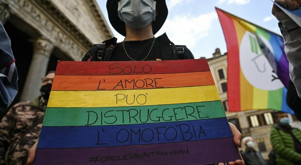 L'Italia omofoba, una persona Lgbt su quattro è vittima di ricatti e minacce