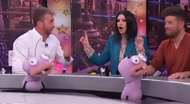 Laura Pausini riuta di cantare "Bella ciao" alla tv spagnola: «È una canzone politica». Pioggia di critiche Video