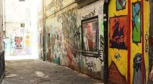 Napoli, movida violenta: 26enne rapinato e aggredito al centro storico