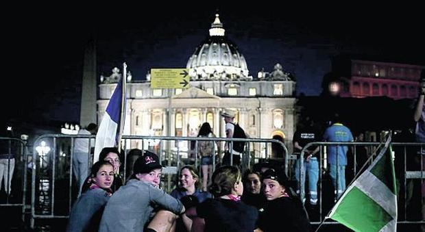 I miracoli d'amore di Madre Teresa, il Papa: «Merita la santità»