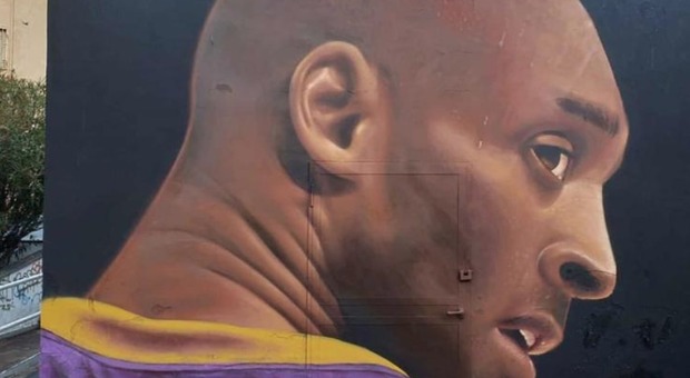 Napoli, murales per Kobe Bryant: la leggenda Nba nell'opera di Jorit