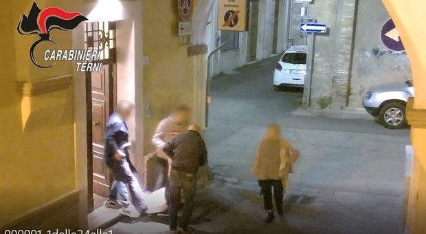 Laura, mamma coraggio: «Salvai mio figlio dall'overdose 15 anni fa, ora vedo il dramma che si ripete» Laura, mamma coraggio: «Salvai mio figlio dall'overdose 15 anni fa, ora vedo il dramma che si ripete»