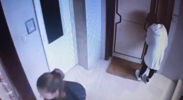 Ladre d'appartamento sorprese dai condomini: le due ragazze fermate dai proprietari delle case e affidate alla polizia