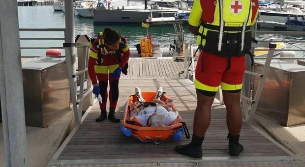 Vola in acqua durante il trofeo Ancona in Vela: 51 enne in ospedale con un trauma
