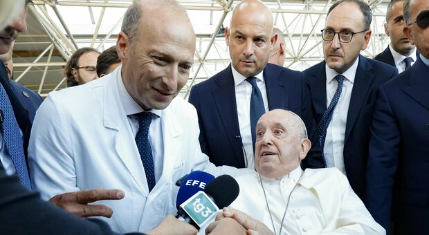 Sergio Alfieri, il chirurgo del Papa indagato per falso: «Firmava registro interventi ma non operava i pazienti»