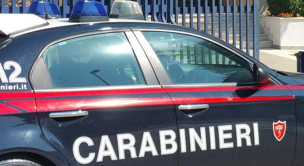 Quarantenne tenta suicidio da ponte: afferrata e salvata dai carabinieri