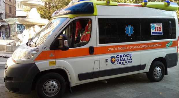 Ancona, ubriaco fugge dall'ambulanza e semina il panico tra auto e binari