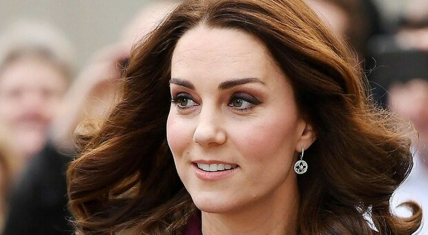 Per Kate Middleton è già inverno: la duchessa incanta con il cappotto rosso firmato Alexander McQueen
