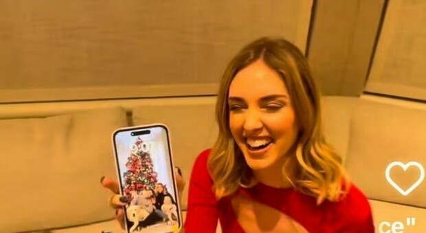 Chiara Ferragni torna sui social nel video postato da Fedez: il brindisi (sorridente) per il “finto” Capodanno