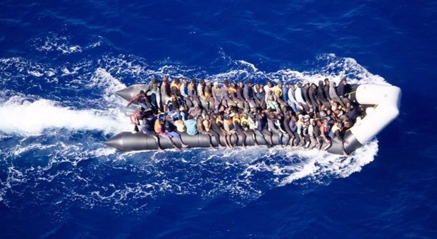 Migranti, Marina soccorre gommone con 90 alla deriva: «Nessuna vittima»