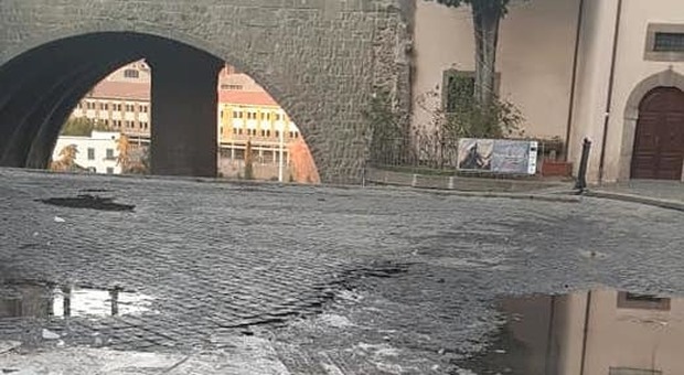 Lavori alla Loggia e danni su piazza San Lorenzo: area transennata e sopralluogo della Sovrintendenza