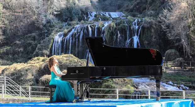 Giornata mondiale dell'acqua, la pianista Cristiana Pegoraro omaggia la Cascata e Piediluco
