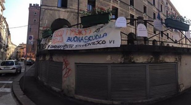 In piazza Biade, in centro a Vicenza, sono spuntati manifesti contro la "Buona scuola" del governo