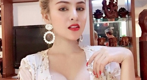 Cambogia, abiti succinti e corpo troppo sexy: il governo bandisce attrice 24enne da cinema e tv