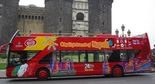 «Sì alla tassa di ingresso», stangata sui bus turistici a Napoli