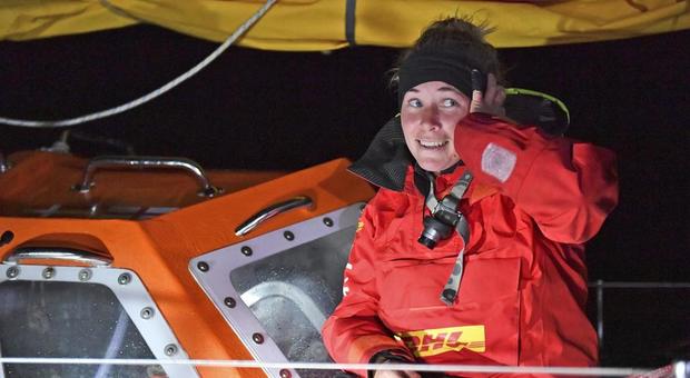 La velista Susie Goodall rischia la vita dopo la tempesta alla Golden Globe Race: «Barca rovesciata, è ferita»