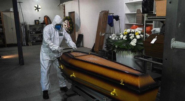 1.262 morti in Brasile, frasi choc di Bolsonaro: «Tanto moriremo tutti»