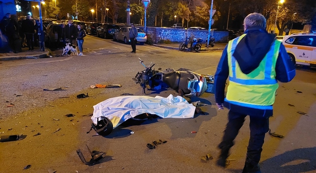 Terni, scooterista travolto all'incrocio da un furgone: muore sul colpo