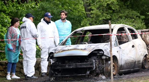 Cadavere carbonizzato nell'auto: trentenne indagato per omicidio