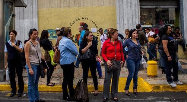 Gente in attesa di un bus a Caracas