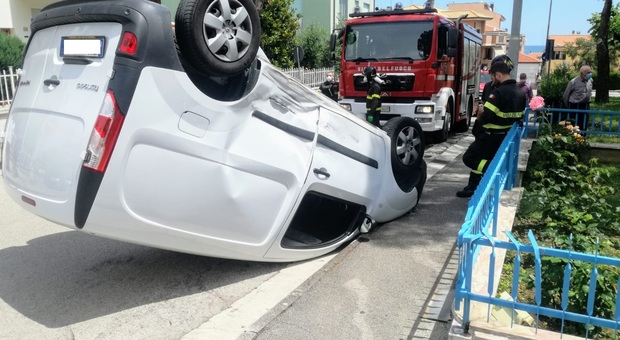 Porto Sant'Elpidio, scontro all'incrocio e il furgone si ribalta in strada: un uomo e una donna all'ospedale