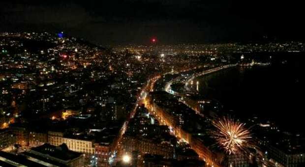 Napoli, fuochi d'artificio per «coprire» i furti nelle case: in via Caravaggio ladri ripresi dalle telecamere