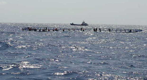 Profughi, barcone in avaria con 263 siriani e palestinesi soccorso da mercantile panamense: tutti salvi