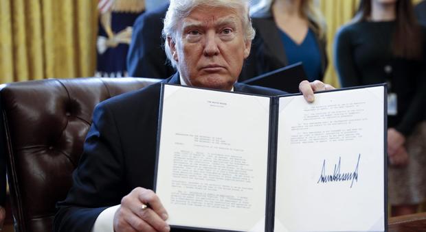 Trump firma decreto per oleodotti a Keystone e Dakota: "I progetti minano la riserva dei Sioux"