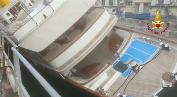 Yacht si ribalta nel porto di Genova: evacuate e persone a bordo. Ci sono feriti