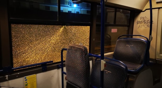 Sassaiola contro bus Ctp nel Napoletano: vetro rotto e autista salvo per miracolo