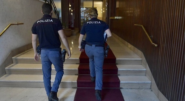Roma, donna trovata morta in casa: tracce di sangue sul pavimento della camera e del salone