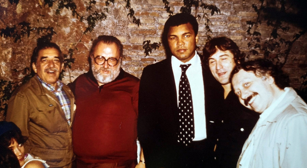 Minà e la foto con Ali, De Niro, Leone e Marquez: la storia della cena diventata iconica da “Checco er carettiere”