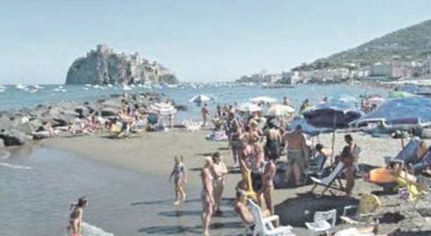 Spiagge libere, a Ischia via al «daspo» anticaos: chi non rispetta il distanziamento verrà espulso