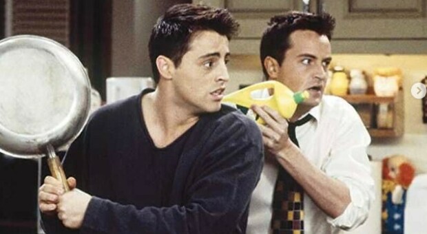 Matthew Perry, Joey e Monica i primi a parlare sui social: «Non ti dimenticherò mai». E Courteney Cox fa una rivelazione