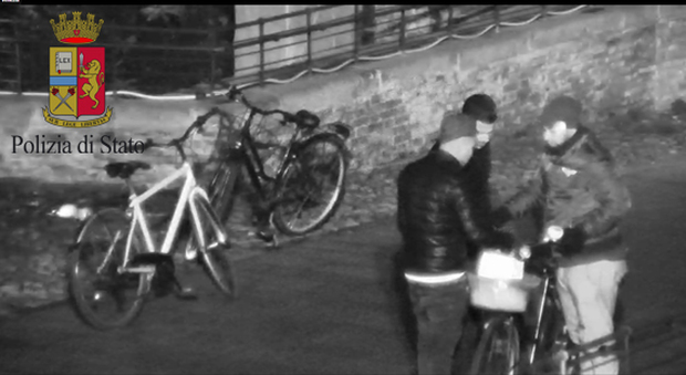 Spacciatore in azione ripreso dalle telecamere in zona Portello a Padova