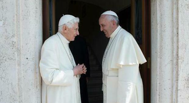 Papa Francesco attaccato dai tradizionalisti francesi: «Messa in latino, cancellata brutalmente la promessa di Ratzinger»