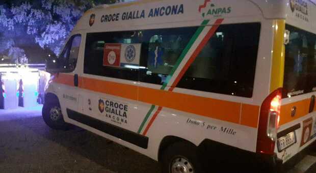 Ancona, perde il controllo dello scooter e cade sull'asfalto. Lesione al braccio per un 52enne