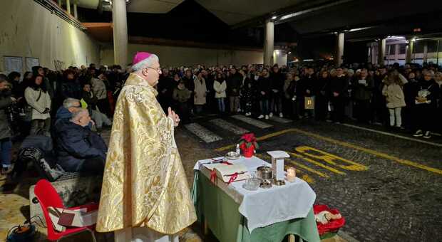 Treviso. Il Vescovo Michele Tomasi celebra la messa della vigilia di Natale nell'autostazione: «Una storia di speranza non delle grandi capitali ma della piccola Betlemme»