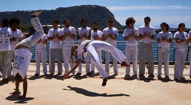 Esibizione di capoeira sul pontile di Bagnoli