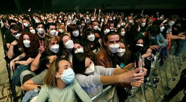 Covid, concerto-esperimento a Barcellona: nessun contagio tra i 5mila partecipanti (con mascherina ma zero distanza)