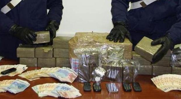 Droga: blitz carabinieri stronca rete spaccio, 32 arresti
