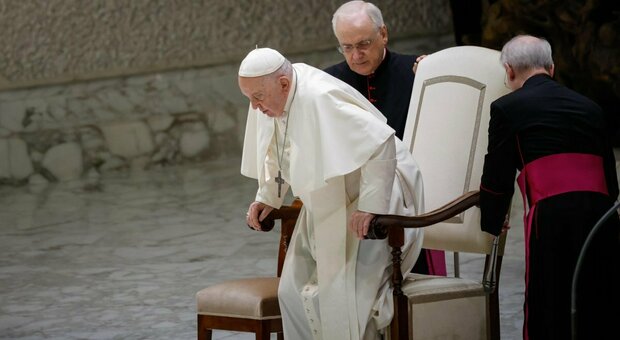 Papa Francesco: «Ancora non sto bene». Bergolio all'udienza generale non legge la catechesi. Le condizioni