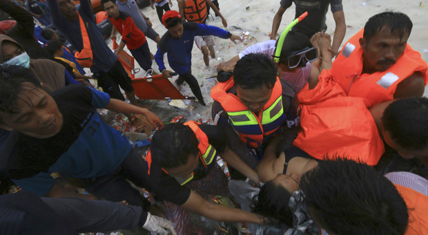 Traghetto affonda con 139 passeggeri a bordo, decine di morti